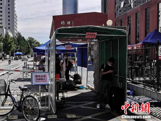 中國(guó)科學(xué)院大學(xué)校門(mén)外，豎立著“家長(zhǎng)止步”的提示牌。 中新網(wǎng) 張尼 攝