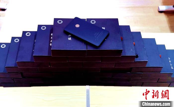 圖為西藏高山文化發(fā)展基金會向聶榮縣完全小學(xué)捐助的“電子健康體檢儀”?！∮谫e 攝