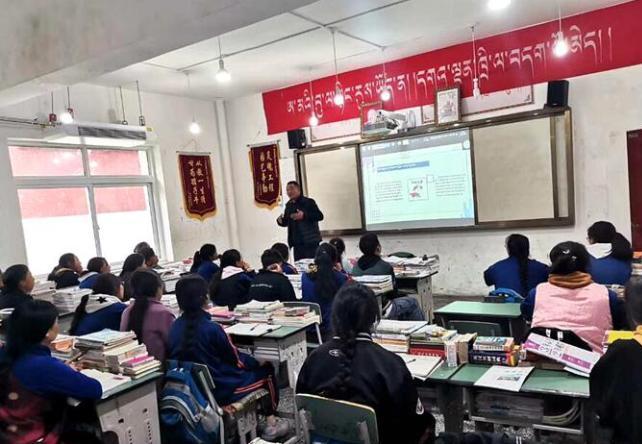 學(xué)生在免費(fèi)輔導(dǎo)班上課?！∧岈敵?攝