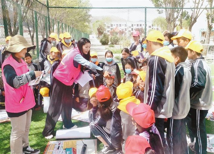 瓊結(jié)縣“四講四愛(ài)”宣講員在瓊結(jié)縣中學(xué)宣講。記者 段敏 攝.jpg