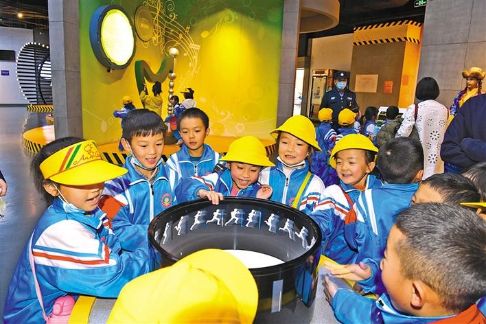 圖為10月29日，一年級(jí)的同學(xué)們?cè)诳萍拣^參觀體驗(yàn)。李洲 攝.jpg