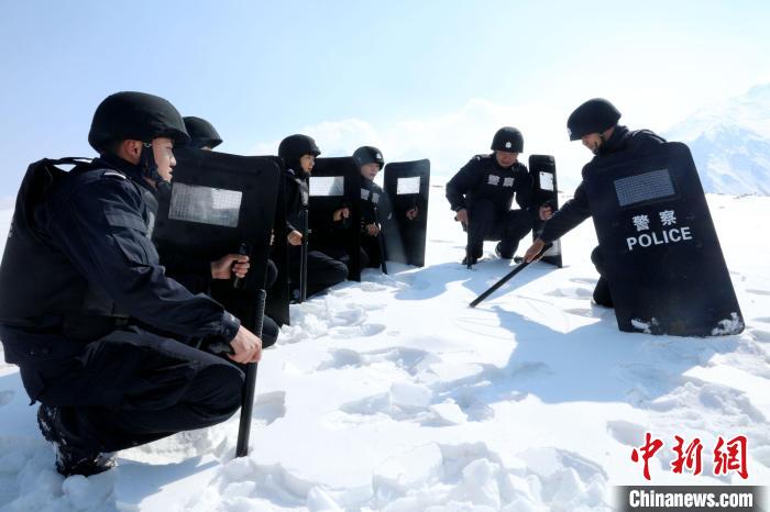 圖為扎西堅(jiān)參與隊(duì)友在巡邏途中?！≡鲌?jiān)參供圖