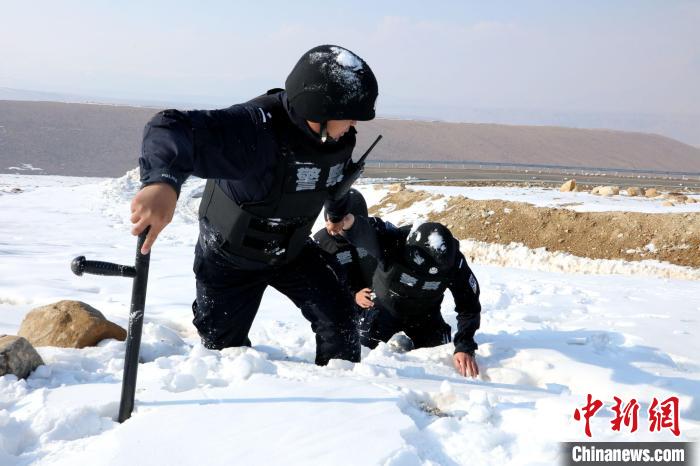 圖為扎西堅(jiān)參與隊(duì)友在巡邏途中?！≡鲌?jiān)參供圖