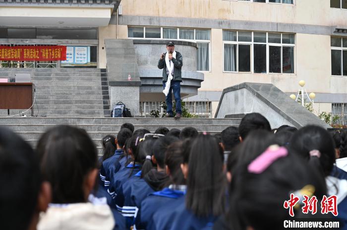 圖為西藏大學(xué)教授寧長春為中學(xué)生授課?！≮w朗 攝