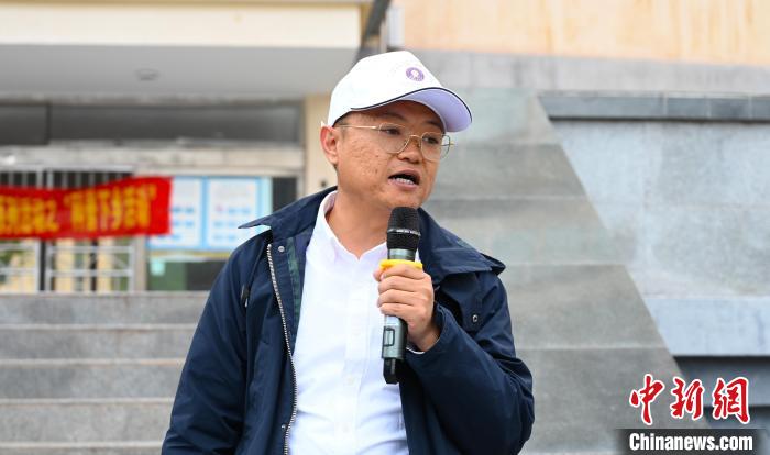 圖為西藏大學(xué)教授李昊為中學(xué)生授課?！≮w朗 攝