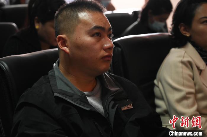 圖為企業(yè)工作人員參加講座?！≮w朗 攝