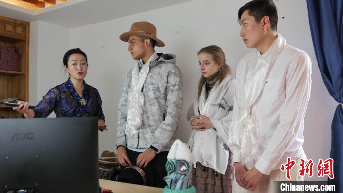 圖為圖為主播白瑪旺姆為留學(xué)生介紹直播流程。　謝牧 攝