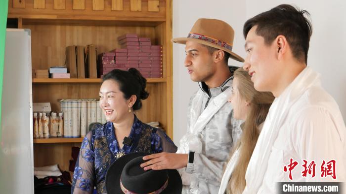 圖為留學(xué)生們正在直播帶貨?！≈x牧 攝