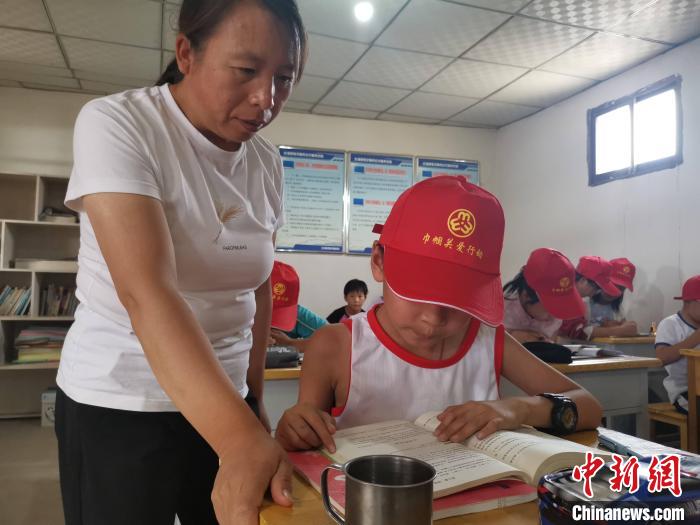 甘肅鄉(xiāng)村巾幗標(biāo)兵干一行愛一行：教書、建勞務(wù)施工隊成“大拿”