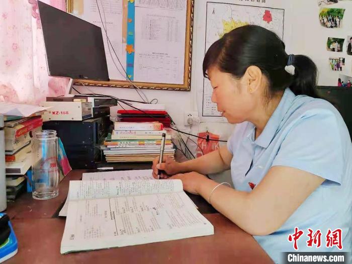 甘肅環(huán)縣“全能老師”堅守“麻雀學?！保簩W生在，我就在