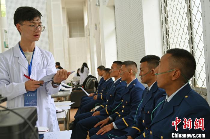 圖為研究團隊成員登記消防員信息。　趙朗 攝