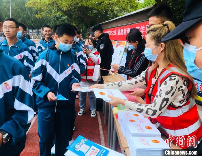 圖為西寧市法制宣傳進(jìn)校園?！∥鲗幨谐俏鲄^(qū)供圖