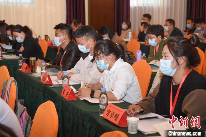 圖為第十五期全國預(yù)防青少年違法犯罪工作理論與務(wù)實高級研修班學員正在上課?！∝暩聛硭?攝