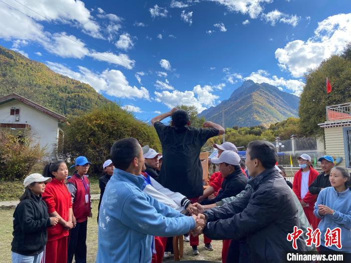 圖為學(xué)生們?cè)谖鞑匕退纱肭嗌倌昊顒?dòng)營(yíng)地開(kāi)展趣味活動(dòng)?！∥鞑厍嗌倌陮?shí)踐教育基地供圖