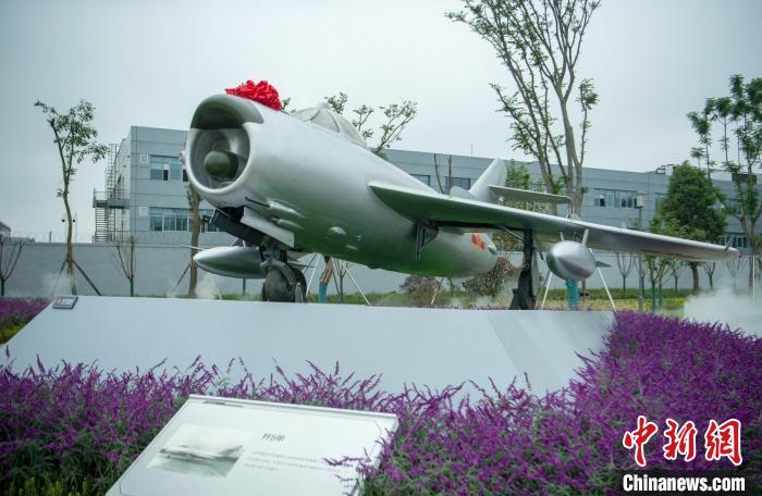 園林式戰(zhàn)斗機博物館內(nèi)展示的“殲5甲”飛機?！⒅铱?攝