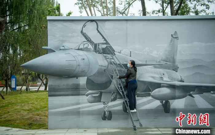 “猛龍出擊”互動(dòng)墻前市民體驗(yàn)登機(jī)場景?！⒅铱?攝