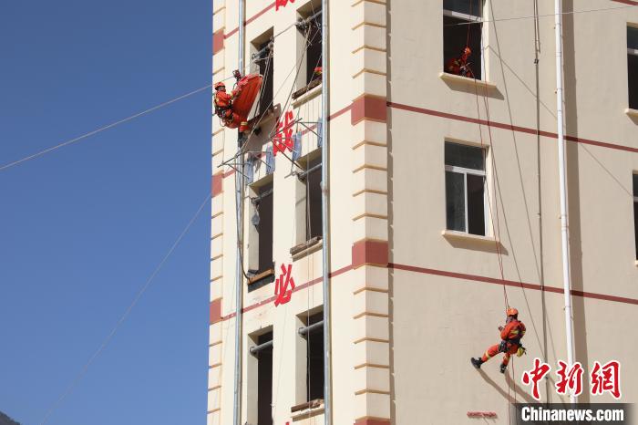 圖為消防指戰(zhàn)員進行繩索救援演練?！≈炜旗?攝