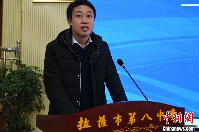 圖為城關(guān)區(qū)委副書(shū)記、區(qū)委教育工作領(lǐng)導(dǎo)小組組長(zhǎng)汪鋒致辭?！≮w朗 攝