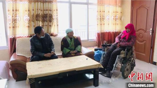 圖為仁欠卓瑪一家在房間里愉快的聊天?！《继m縣委宣傳部 供圖 　　