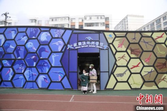 圖為西寧市第一中學(xué)濕地科普宣教館?！±罱瓕?攝