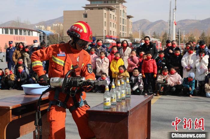 圖為消防救援人員技能展示?！铨埥?攝