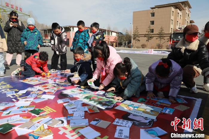 圖為小朋友們參加趣味游戲活動(dòng)。　楊龍建 攝