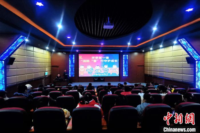 圖為小朋友們上消防安全知識(shí)教育課?！铨埥?攝