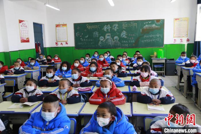 圖為正在上課的學(xué)生?！●R銘言 攝