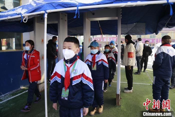 圖為學(xué)生測(cè)量體溫后進(jìn)入校園。　馬銘言 攝