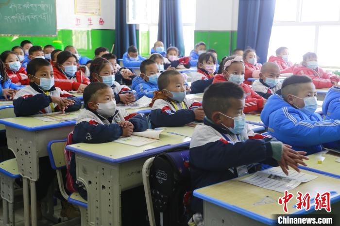 圖為學(xué)生學(xué)習(xí)七步洗手法。　馬銘言 攝