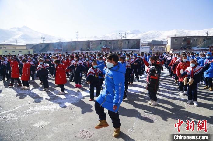 圖為學(xué)生跳起歡快的藏族舞蹈迎接新學(xué)期。　馬銘言 攝