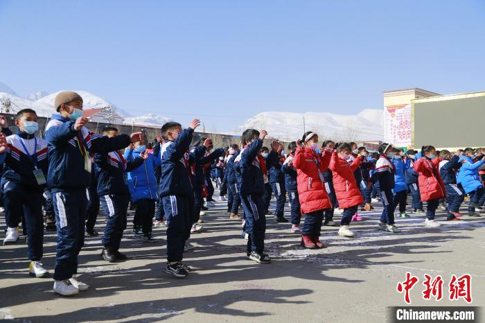 圖為學(xué)生跳起歡快的藏族舞蹈迎接新學(xué)期?！●R銘言 攝