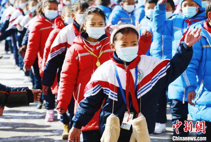 圖為學(xué)生跳起歡快的藏族舞蹈迎接新學(xué)期?！●R銘言 攝