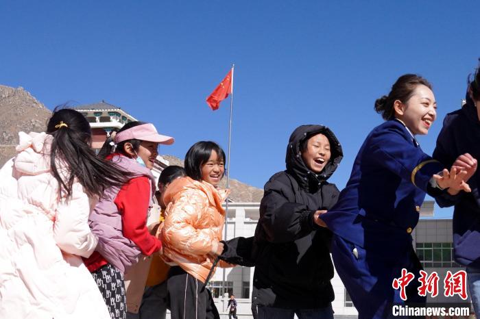 別樣“三八”婦女節(jié):西藏森林消防巾幗愛(ài)心溫暖福利院兒童