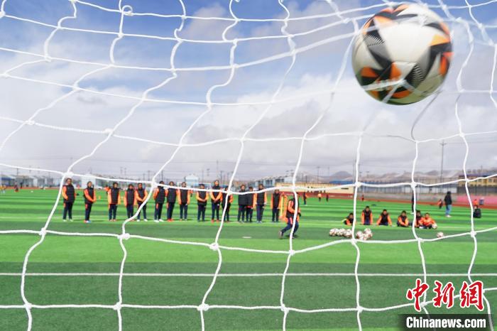 圖為孩子們進行射門訓練?！●R銘言 攝