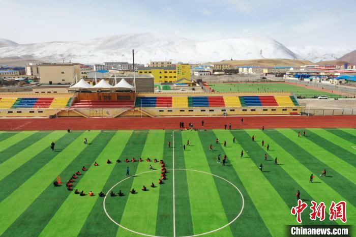 航拍曲麻萊縣足球場?！●R銘言 攝