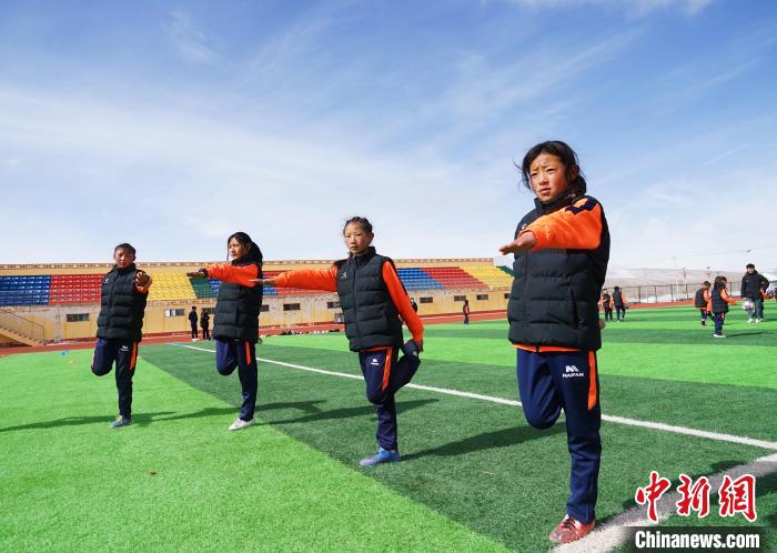 圖為孩子們正在熱身。　馬銘言 攝