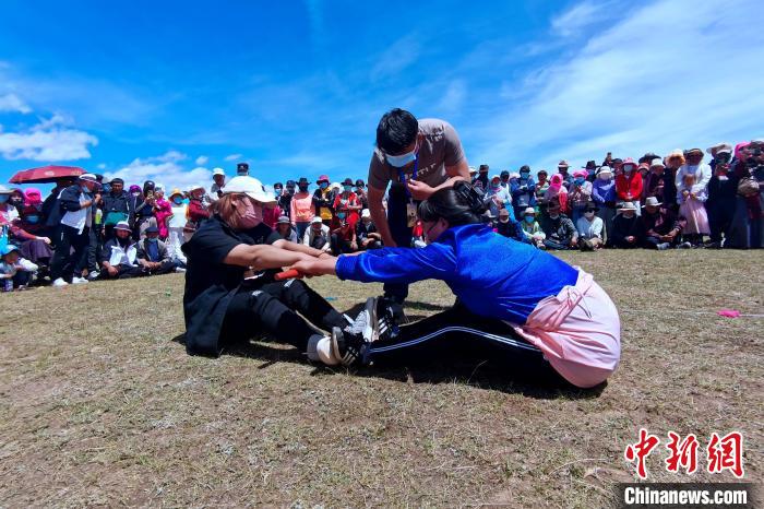 圖為當(dāng)?shù)孛癖娺M(jìn)行蹬棍比賽?！±铍h 攝