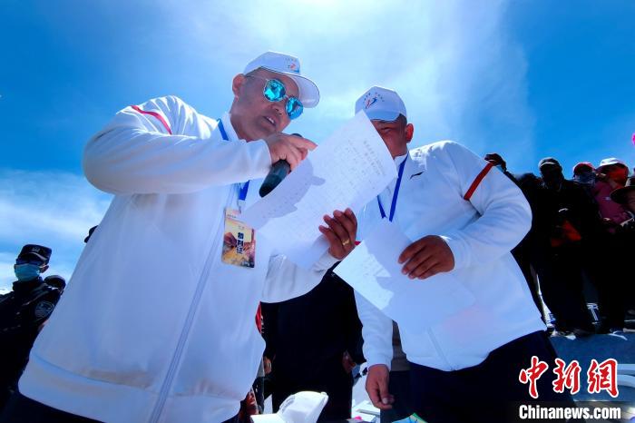 圖為裁判員統(tǒng)計牧民運(yùn)動項目比賽成績?！±铍h 攝