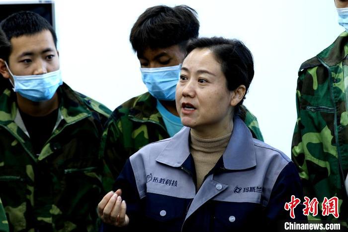 圖為李富香給與學(xué)生交流。(資料圖) 青海省教育廳供圖