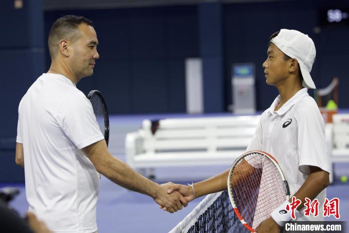 闊別兩年后，王發(fā)(右一)和王育喜(左一)再握手?！↑S迪燊 攝