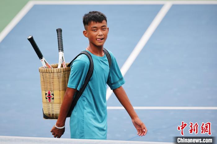 王發(fā)背著背簍在賽場(chǎng)上?！±罱ㄋ?攝