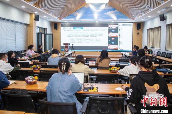 圖為論壇會(huì)議現(xiàn)場(chǎng)?！⊥瑬|放 攝