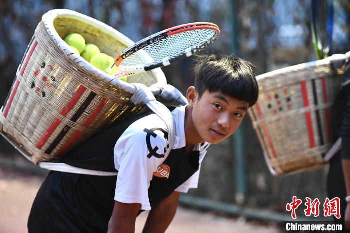 圖為“背簍少年”王發(fā)正在廊坊市體育館網(wǎng)球訓(xùn)練中心進(jìn)行訓(xùn)練?！∴嵆孔?攝