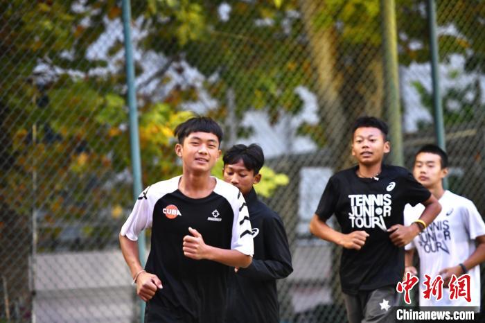 圖為王發(fā)和隊友們進(jìn)行體能訓(xùn)練。　鄭晨子 攝