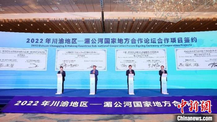 多個(gè)項(xiàng)目集中簽約。王宇 攝