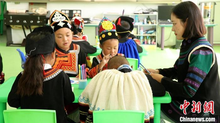 正在上課的學(xué)生?！√茊⒑?攝