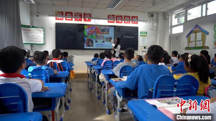 正在上課的學(xué)生?！√茊⒑?攝