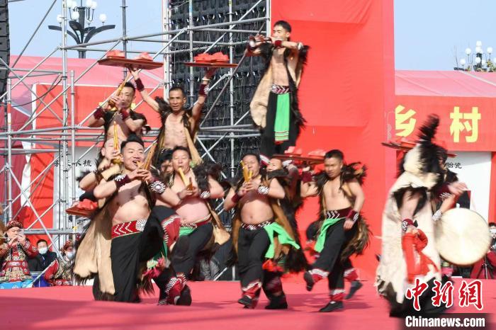 圖為少數(shù)民族舞蹈展演?！×赫赵?攝