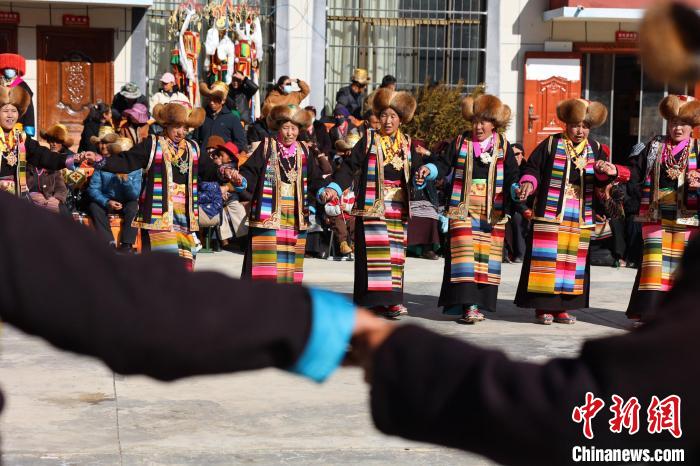 圖為民間藝人表演加麻“果諧”?！愔闈扇?攝